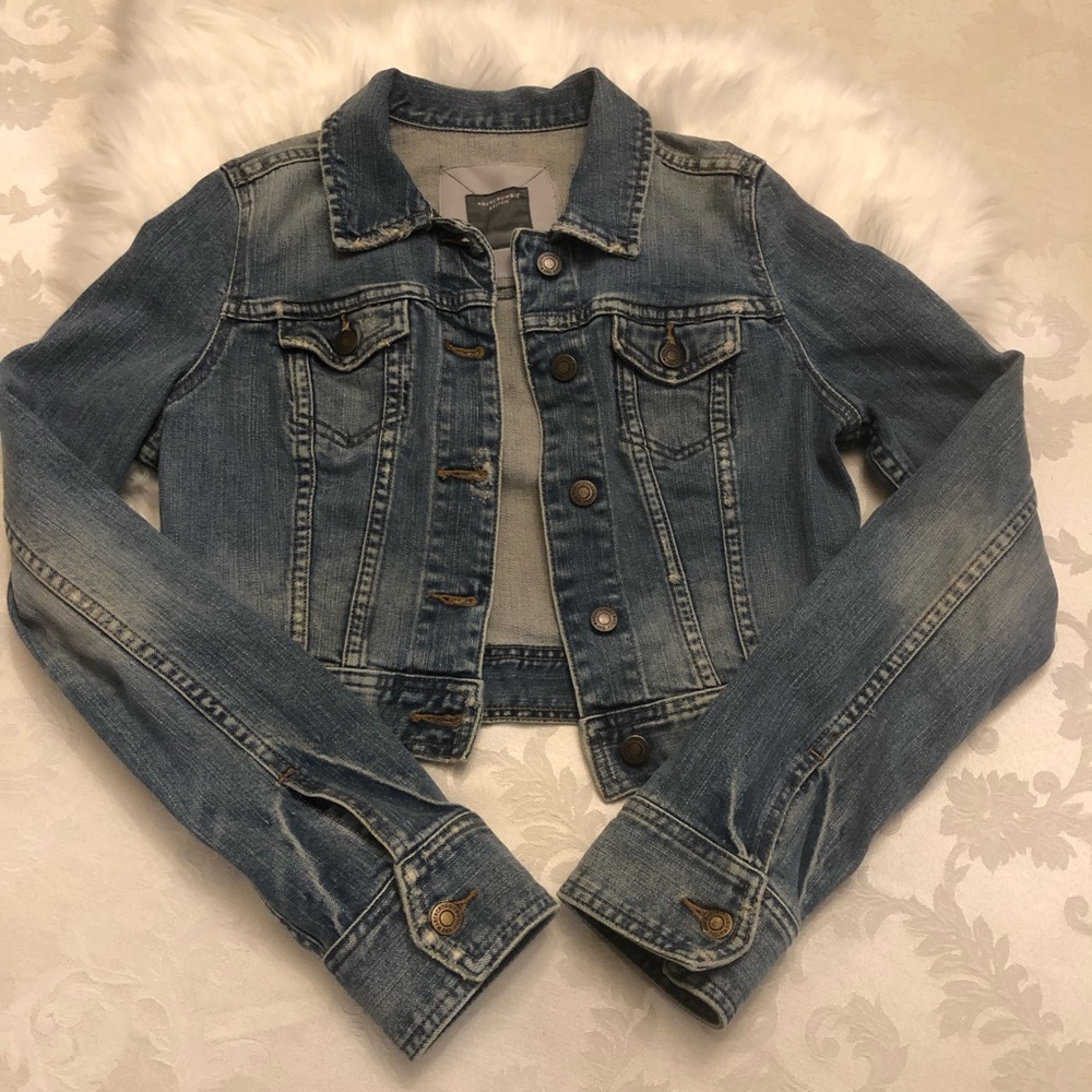 Abercrombie & Fitch Cropped Denim Jacket💙size L💙